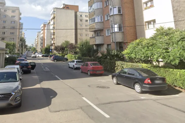 Alertă pe strada Năsăud din Cluj-Napoca! Oamenii traversează zilnic printre mașini, fără trecere de pietoni: „Ne e frică pentru copii!”