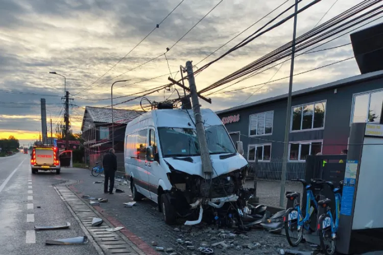 Accident dramatic în Dej: O autoutilitară a spulberat efectiv o stație de biciclete din oraș și a rupt un stâlp de electricitate FOTO