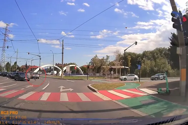 Graba l-a costat… câțiva metri! Un șofer de BMW a forțat semaforul roșu în Cluj-Napoca, doar pentru a fi blocat la următorul semafor VIDEO