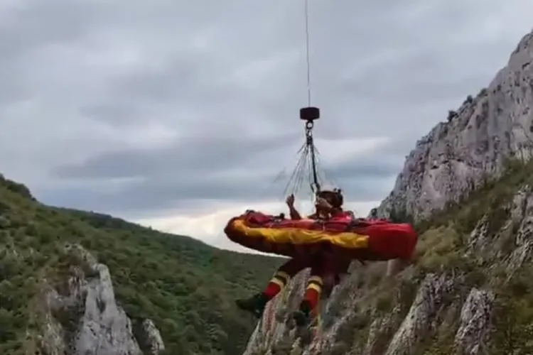 VIDEO Operațiune de salvare dramatică în Cheile Turzii. Un tânăr căzut de pe stânci a fost preluat de elicopterul SMURD