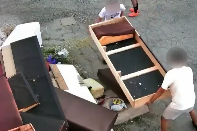 VIDEO. Clujeni filmați în timp ce se „mută” cu casa la gunoi: Paturi, saltele, dulapuri sau frigider de nuntă/ „Băieți, data viitoare primiți «factura»!”