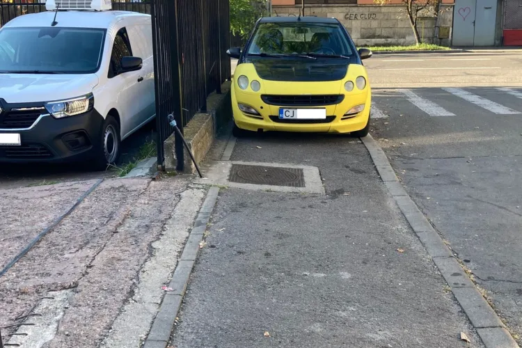 Câte reguli poți încălca făcând o singură parcare: Un clujean și-a parcat „bolidul” pe tot trotuarul, fix la începutul trecerii de pietoni FOTO
