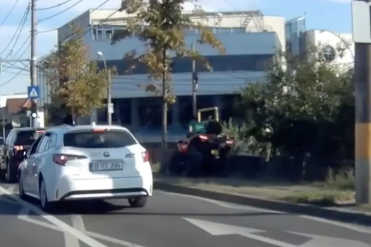 VIDEO. Scurtătură nereușită în Cluj: Un tânăr pe ATV a fugit de aglomerație, dar s-a izbit direct într-un copac de pe trotuar: „A vrut el să fie șmecher!”