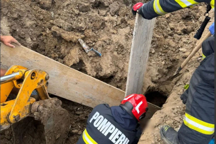VIDEO. Un clujean a fost prins sub un mal de pământ, în urmă cu puțin timp. Pompierii clujeni au intervenit cu un buldoexcavator pentru a-l putea scoate