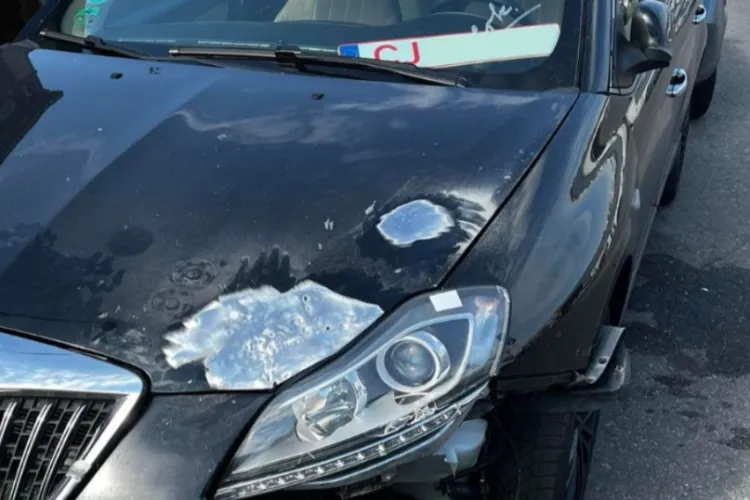 Incident grav într-o parcare din Cluj-Napoca: O Lancia cu numere roșii, lovită violent de un TIR al cărui șofer a fugit de la locul faptei FOTO