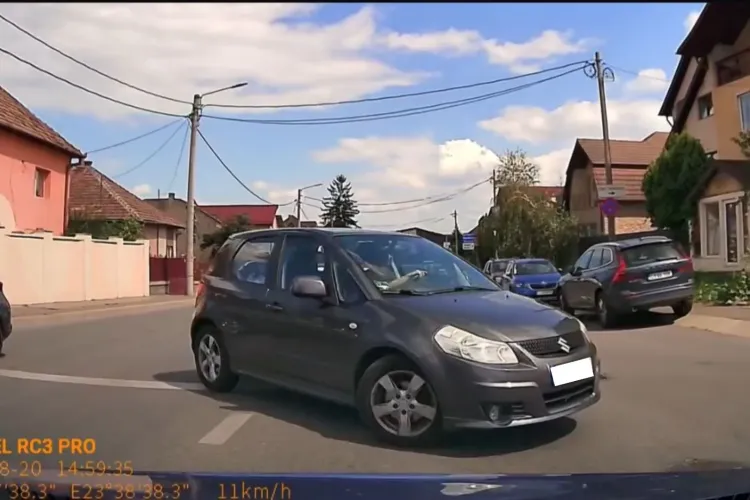 Inconștiență în Cluj: O șoferiță cu copil în mașină a virat ilegal, tăind calea unei mașini care circula regulamentar! VIDEO