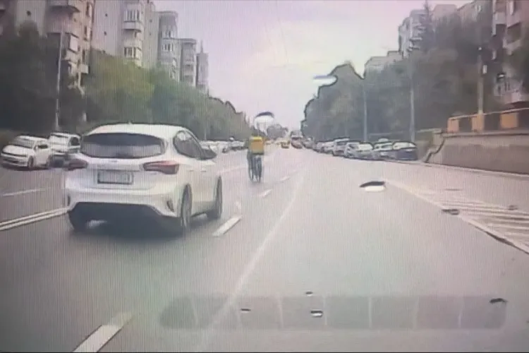 Scene incredibile în Cluj-Napoca: Un livrator pe bicicletă a traversat haotic benzile și era să fie spulberat de mașini în plină oră de vârf VIDEO