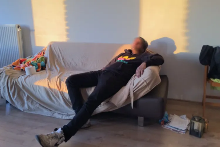 Este corect ce face? Un tânăr explică cum lucrează doar 2 ore pe lună și trăiește cu minim pe economie: „De ce să-mi pierd viața muncind zi de zi?”