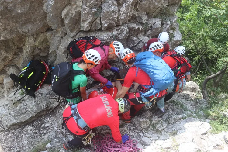 FOTO Un cățărător, lovit de bolovan și agățat de perete! Exercițiul șocant pe care salvamontiștii clujeni au trebuit să îl realizeze