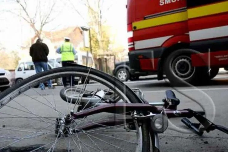 Accident în Cluj: Un biciclist a fost implicat într-un accident rutier. Medicii l-au găsit conștient pe drum și l-au dus la spital 
