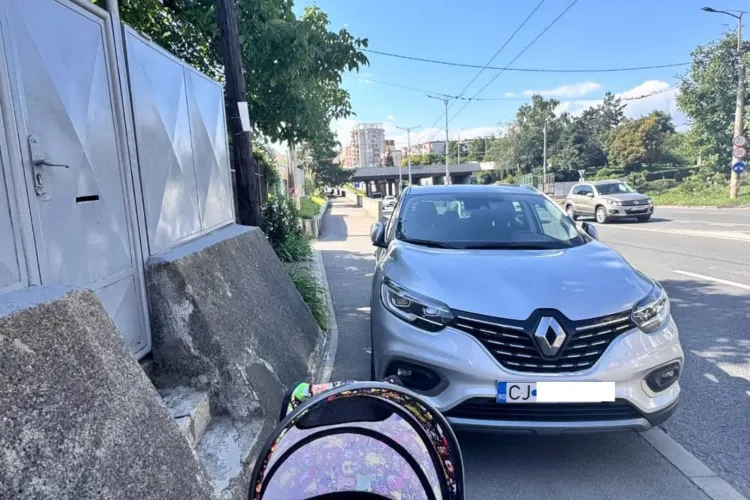 O nouă parcare de „5 stele” în Cluj-Napoca: O mașină parcată pe trotuar blochează trecerea unei mame cu cărucior. A fost nevoită să iasă pe șosea!