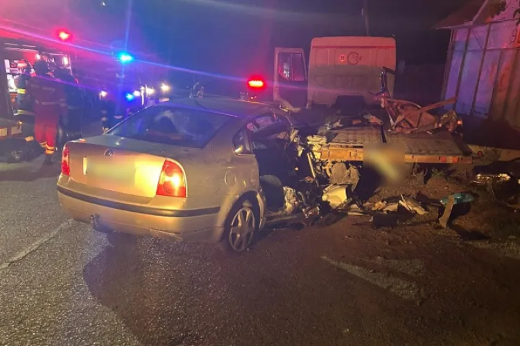 Cauza accidentului grav de azi-noapte din Cluj: Șoferul baut și cu permisul suspendat a intrat într-o autoplaformă. Pasagerul a murit, șoferul rănit FOTO