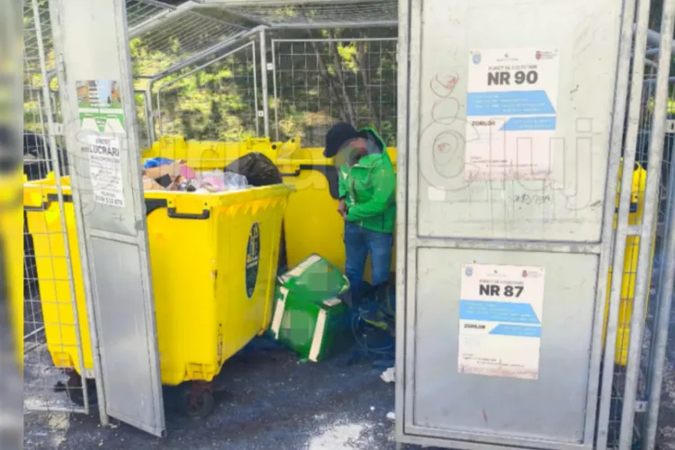 Livrator, surprins lângă o ghenă de gunoi din Cluj, cu geanta de mâncare printre gunoaie: „Fie a abandonat-o, fie a uitat-o!”