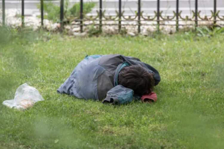 Șoc în cartierul Între Lacuri: O familie fără adăpost evacuată săptămâna trecută a reapărut lângă Lacul 3! Localnicii cer soluții urgente pentru copii