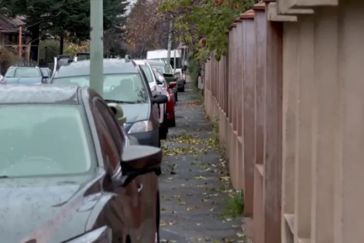 Clujenii din Mănăștur, obligați să circule pe carosabil, sunt puși zilnic în pericol de accidente: „E un pericol mare” 