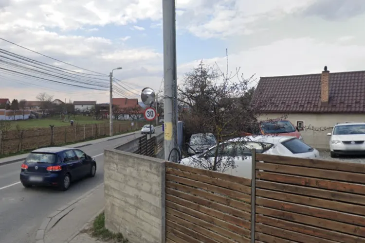 Accidentul poate să apară în orice moment! Vizibilitate blocată de gard la intersecția din Cluj, locuitorii cer urgent instalarea unei oglinzi de trafic.
