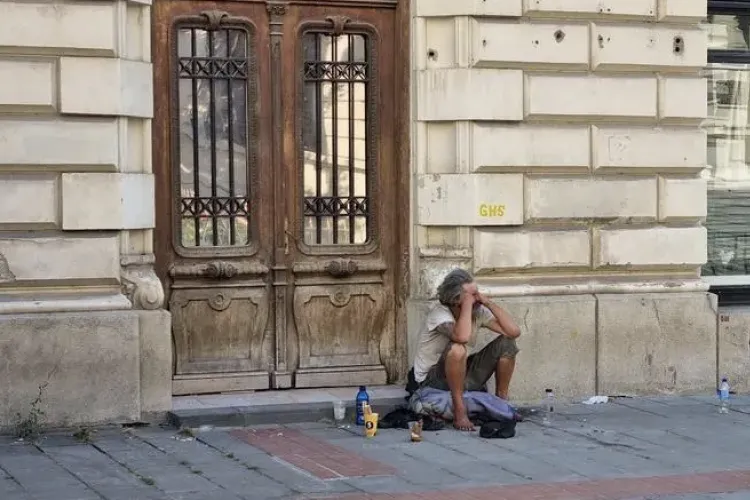 Situație cutremurătoare în Cluj-Napoca: Persoane fără adăpost și un copil dorm sub cerul liber lângă USAMV, la doar 8 grade Celsius!