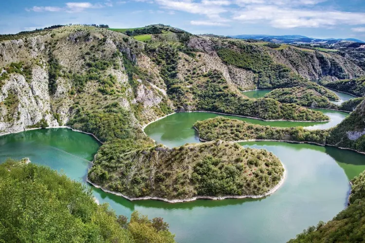 Vacanțe cu risc pentru români: MAE avertizează despre proteste de amploare  și recomandă prudență maximă turiștilor români