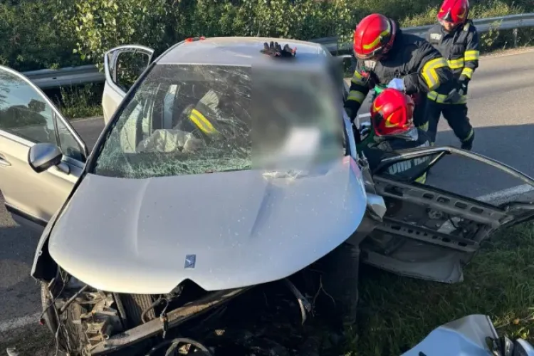 Accident grav produs în această dimineață la Cluj. Un tânăr de 20 de ani a fost cu greu extras de pompieri din mașină. FOTO