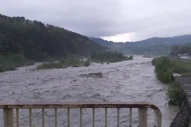 ALERTĂ în Cluj! Râurile Someșul Mic și Arieș sub COD GALBEN de inundații – pericol de viituri și scurgeri de pe versanți în următoarele ore!