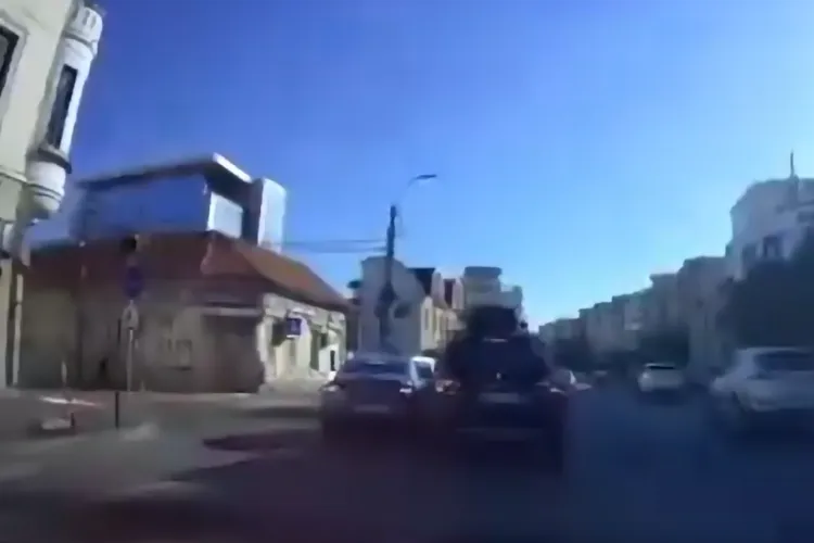 Accident spectaculos filmat LIVE pe strada Dorobanților din Cluj-Napoca: „I-a zburat masca mașinii cu totul”-  VIDEO Imagini camera de bord