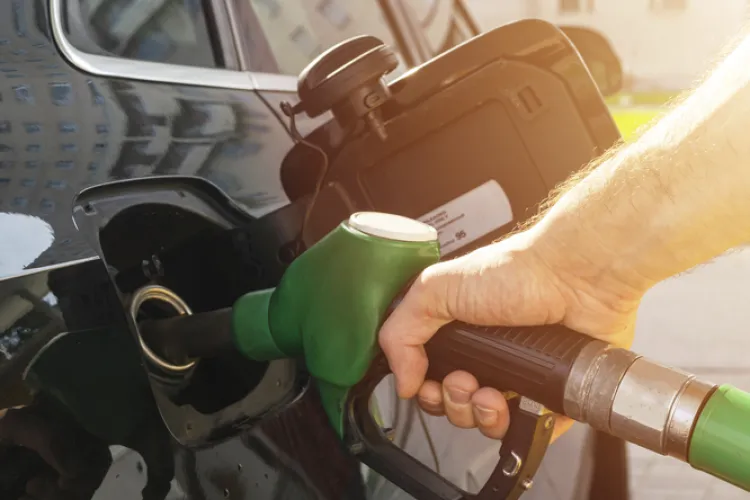 Benzina crește din nou! Motorina stă pe loc, dar șoferii se pregătesc de scumpiri uriașe de la 1 ianuarie 2026