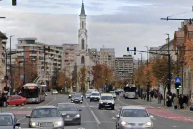 După semaforul de la Metro mai există unul la fel de priculos în Cluj-Napoca: Șoferi care ignoră roșul și taxiuri cu viteză pun pietonii în pericol