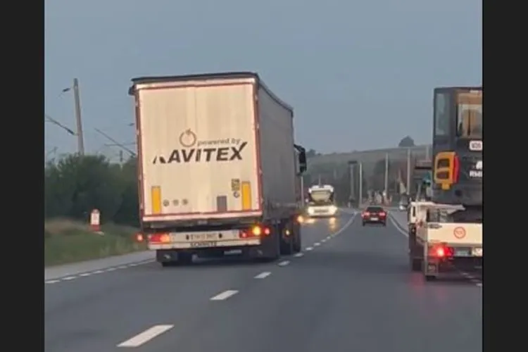 Șofer de TIR iresponsabil, la un pas să izbească frontal un autocar la Cluj. Nu a dat prioritate nici ambulanței cu semnalele pornite VIDEO