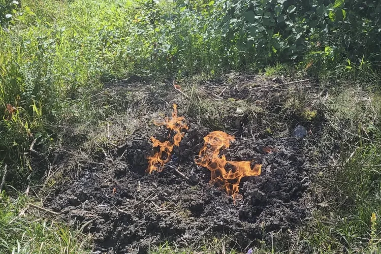 Situație ieșită din comun în Cluj: Un focar subteran a luat foc în mijlocul orașului! Pompierii au stins rapid incendiul