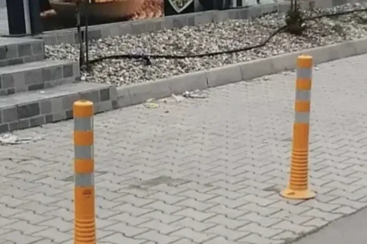 Dilema stâlpișorilor din Cluj-Napoca: Pietonii au trotuare libere, dar ambulanțele nu mai pot intra când fiecare secundă contează. Cine are dreptate?