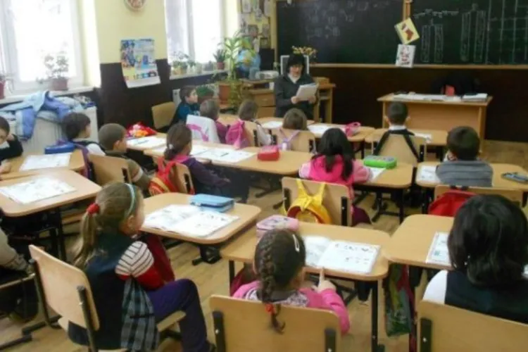 Directorii școlilor mici, trimiși la catedră: Din septembrie, aceștia vor preda 80 de ore pe lună. Proiectul a fost aprobat de Guvern