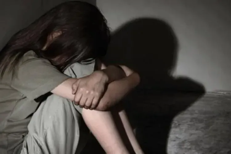 O fetiță de 14 ani a fost abuzată în arhiva școlii de un profesor. Acesta ar fi sedus-o prin mai multe mesaje 