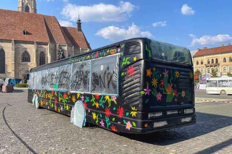 Un aeroplan și un autobuz vor fi pictate de liceenii din Cluj, chiar în Piața Unirii. Când are loc evenimentul plin de culoare și voie bună