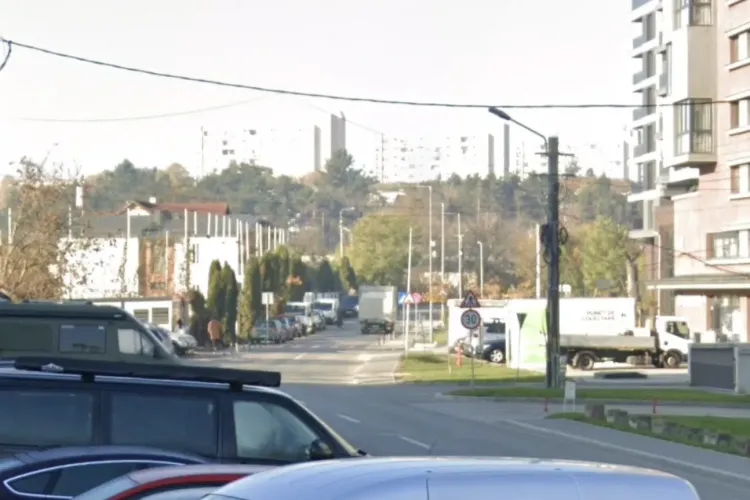 Stațiile de autobuz de pe o stradă din Cluj-Napoca, invadate de mașini! Călătorii cer marcaje clare și copertine pentru siguranța tuturor!