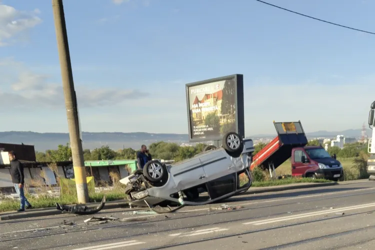 VIDEO Accident grav pe Bulevardul Muncii din Cluj! Mașină răsturnată în trafic, două persoane au avut nevoie de îngrijiri medicale