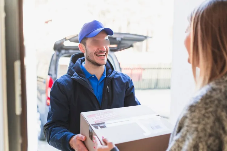 Tot mai mulți clujeni se întreabă de ce curierii nu livrează pachetele la ușă. „Când le spun să urce, îi simt foarte ofticați. Nu cer ceva absurd”