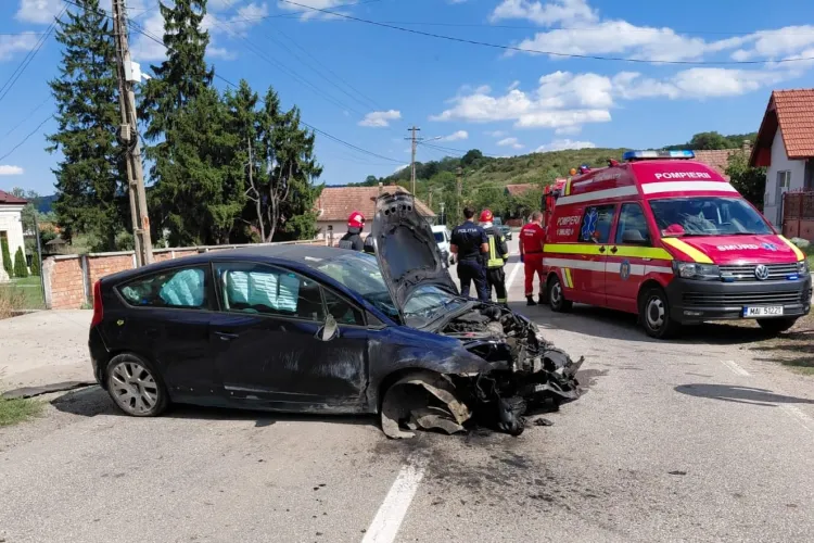 Accident pe un drum din Cluj: O tânără de 20 de ani a ajuns la spital după ce mașina în care se afla a fost implicată într-un impact puternic