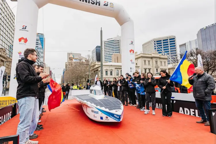 Studenții UTCN au trecut linia de finish cu mașina cu energie solară! Solis a purtat cu mândrie peste 2500 km tricolorul României în deșertul australian
