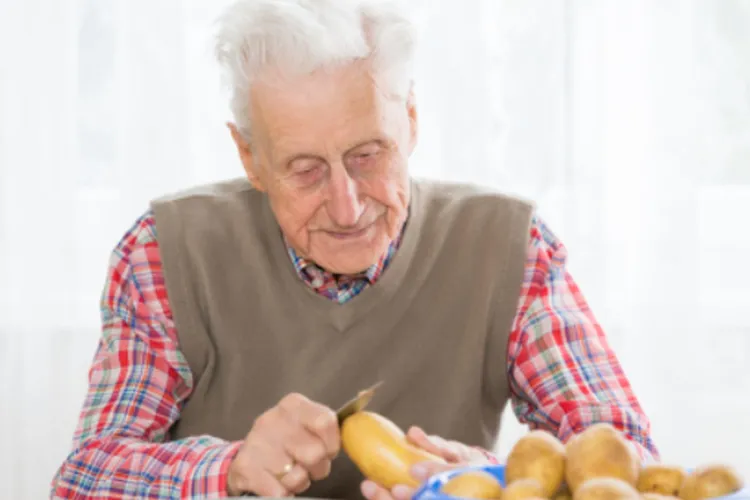 Românii renunță la carne și aleg cartofii pentru a-și plăti facturile. Sărăcia împinge populația la mese tot mai modeste, situația e dramatică