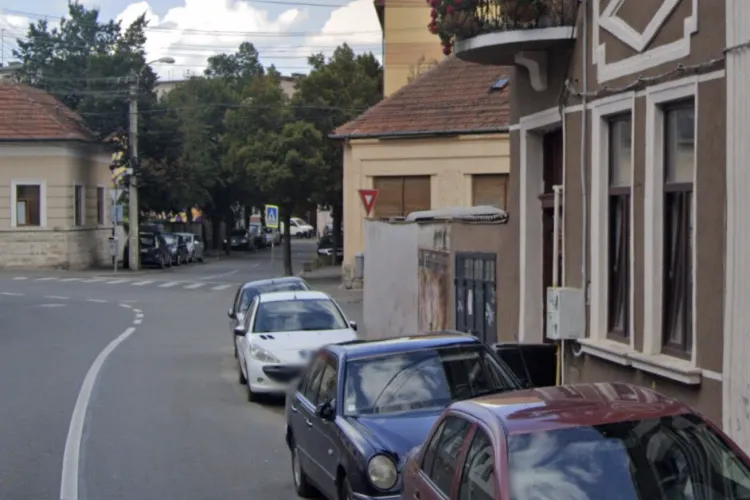 Trafic de coșmar în Cluj: Strada Câmpeni transformată în parcare! Mașinile stau bară la bară, șoferii nu mai au loc nici să treacă: „E haos total!”