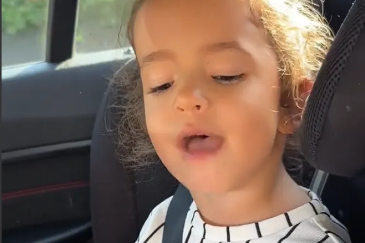 VIDEO. Faceți cunoștință cu cea mai simpatică suporteră a CFR Cluj. Dă lecții tribunelor din Gruia la susținut echipa și poate fi lejer mascota CFR Cluj!