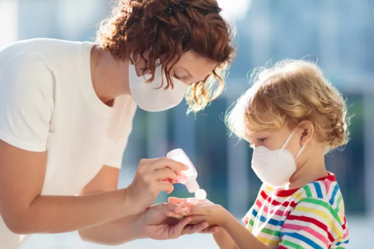 Creștere alarmantă a cazurilor de COVID-19 la început de toamnă. Medici atenționează: „Copiii de vârstă școlară pot aduce virusul acasă”