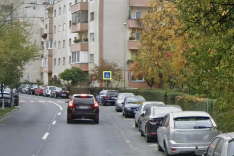 Mașină parcată fără nerușinare în fața ușii unui bloc din Cluj! O mămică nu are cum să se intre în bloc cu căruciorul și ambulanța nu are cum să intervină