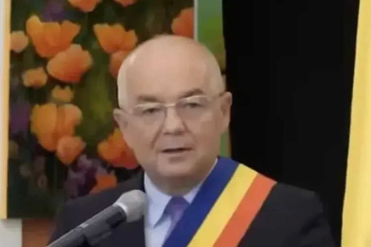 Primarul Emil Boc, urare pentru elevi și profesori: „Școala e locul unde viitorul prinde contur”