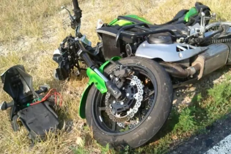 Un cetățean străin a fost aproape să-și piardă viața pe un drum din Cluj. A ajuns cu motocicleta într-un șanț, a fost chemată ambulanța