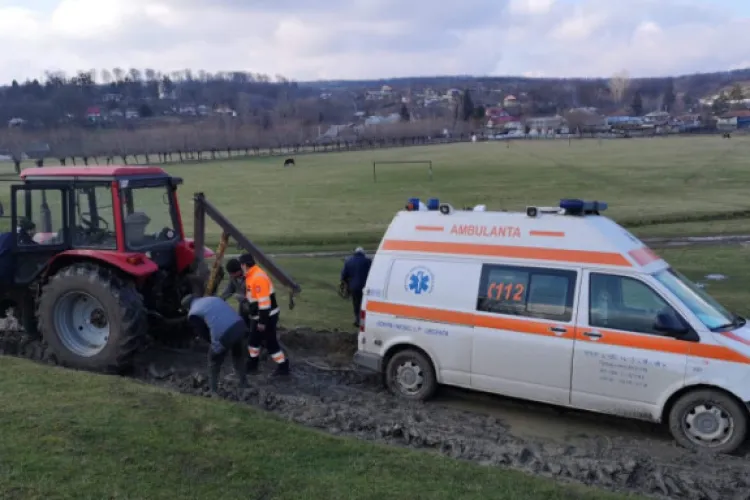 Scene dramatice în Cluj: Un bărbat prins sub un tractor, două autospeciale și ambulanță mobilizate imediat
