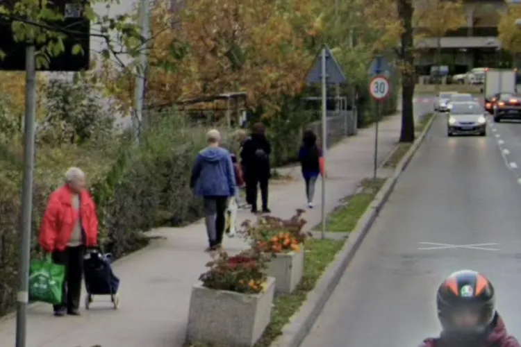 Trotuarul „periculos” din Cluj! Persoanele cu dizabilități cer urgent pante și borduri mai accesibile la intersecția Albac – Azuga