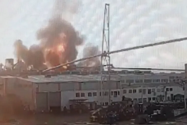 Video. Momentul exploziei de azi de la fabrica Kronospan, în urma căreia patru muncitori au fost răniți. Flăcările au umplut cerul!