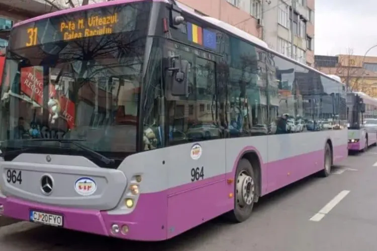 Clujenii îi roagă pe conducătorii CTP să suplimenteze autobuzele de pe o rută problemă: „Stăm ca sardinele o grămadă de părinți, copii mici, mari”
