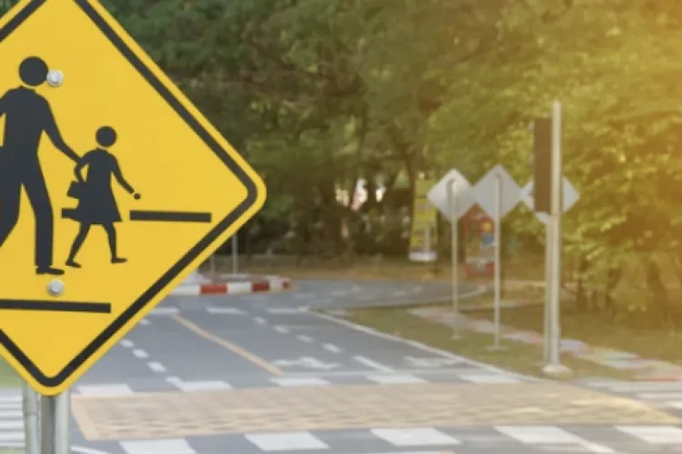 Șoferi nebuni pe o stradă din Cluj-Napoca! Viteză mare în fața unei grădinițe, accidente frecvente. Localnicii cer intervenție rapidă